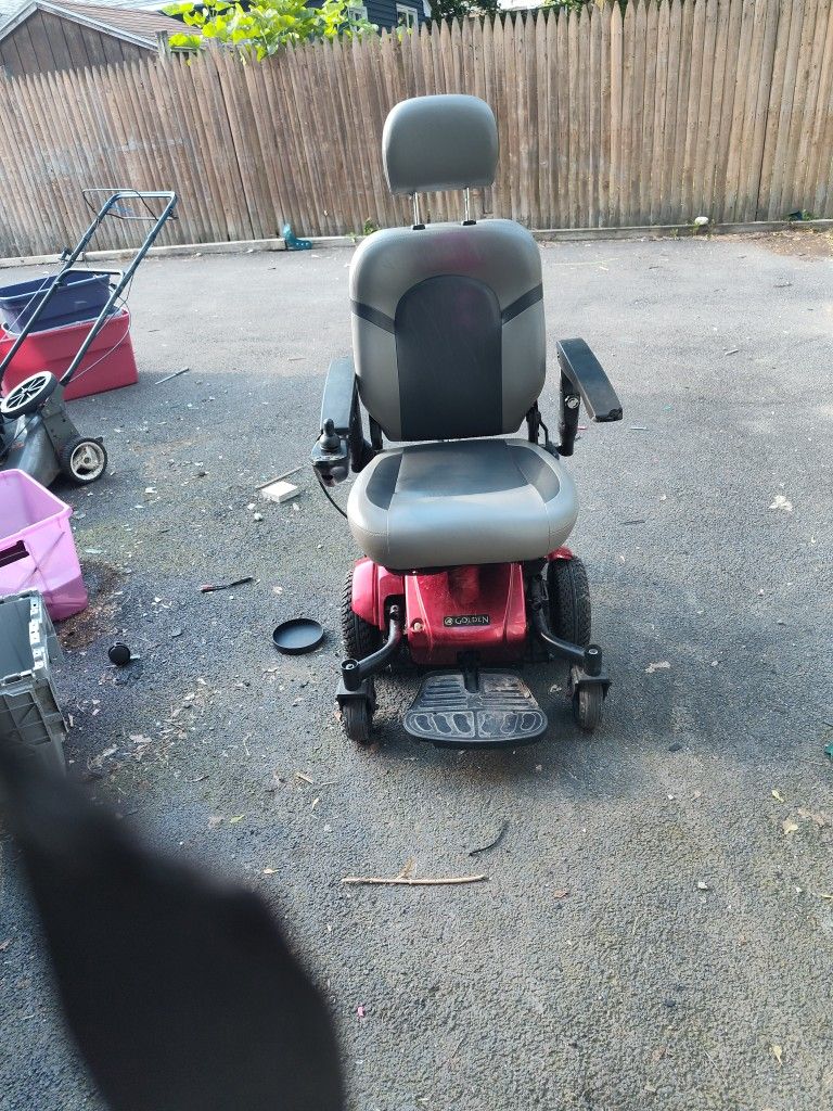 Golden Compass https://offerup.com/redirect/?o=U3BvcnQuTW9iaWxl Chair.