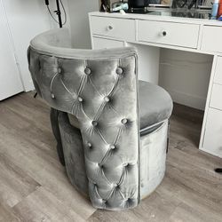Silla glam de terciopelo gris para tocador – excelente estado.