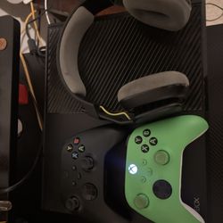 Xbox One 2 Controllers And A Mic 