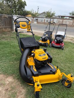 DEWALT
28 in. 224cc E-GOV Engine 3-in-1 Gas RWD Self-Propelled Lawn Mower with High Rear Wheels