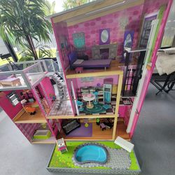 BARBIE DREAM HOUSE / DOLL HOUSE WITH POOL