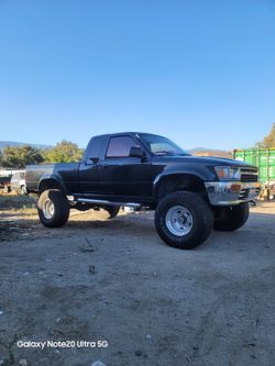 1990 toyota pickup Kingcab 4x4 A/C ventanas electricas.  Standar 5 velosidades toda cromada corre muy bien $ 12,800
