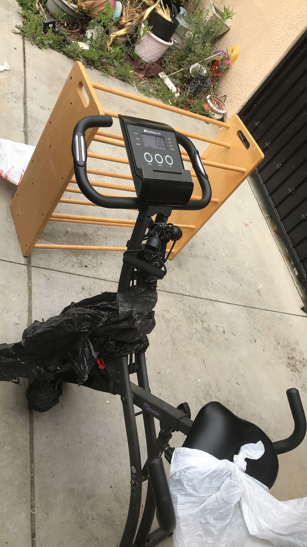 Exercise Bike With Hand Pulley Exercise And One Strap Broken As Is Nice