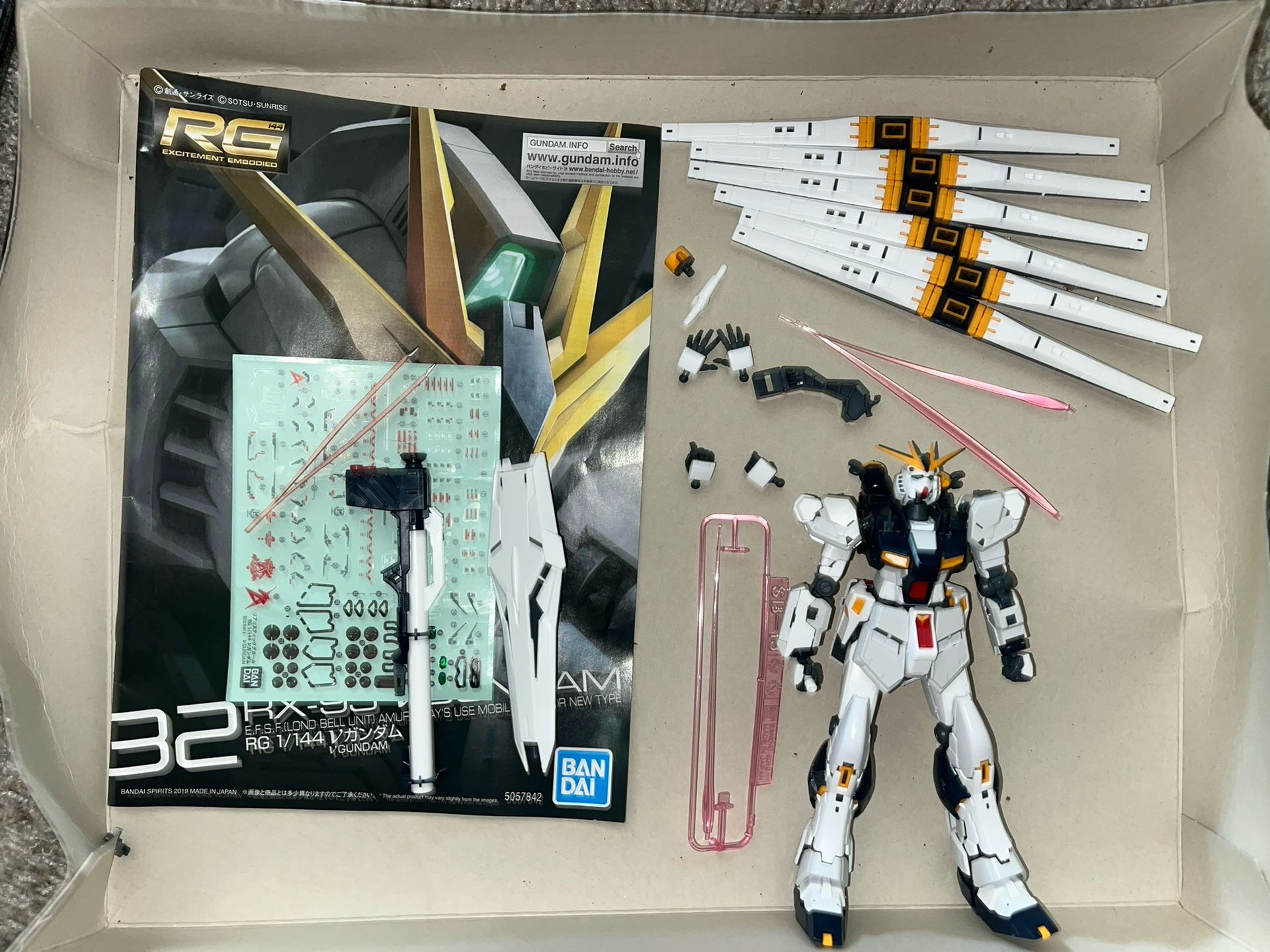 Gunpla Gundam RX-93 Nu Gundam RG 1/144 Bandai