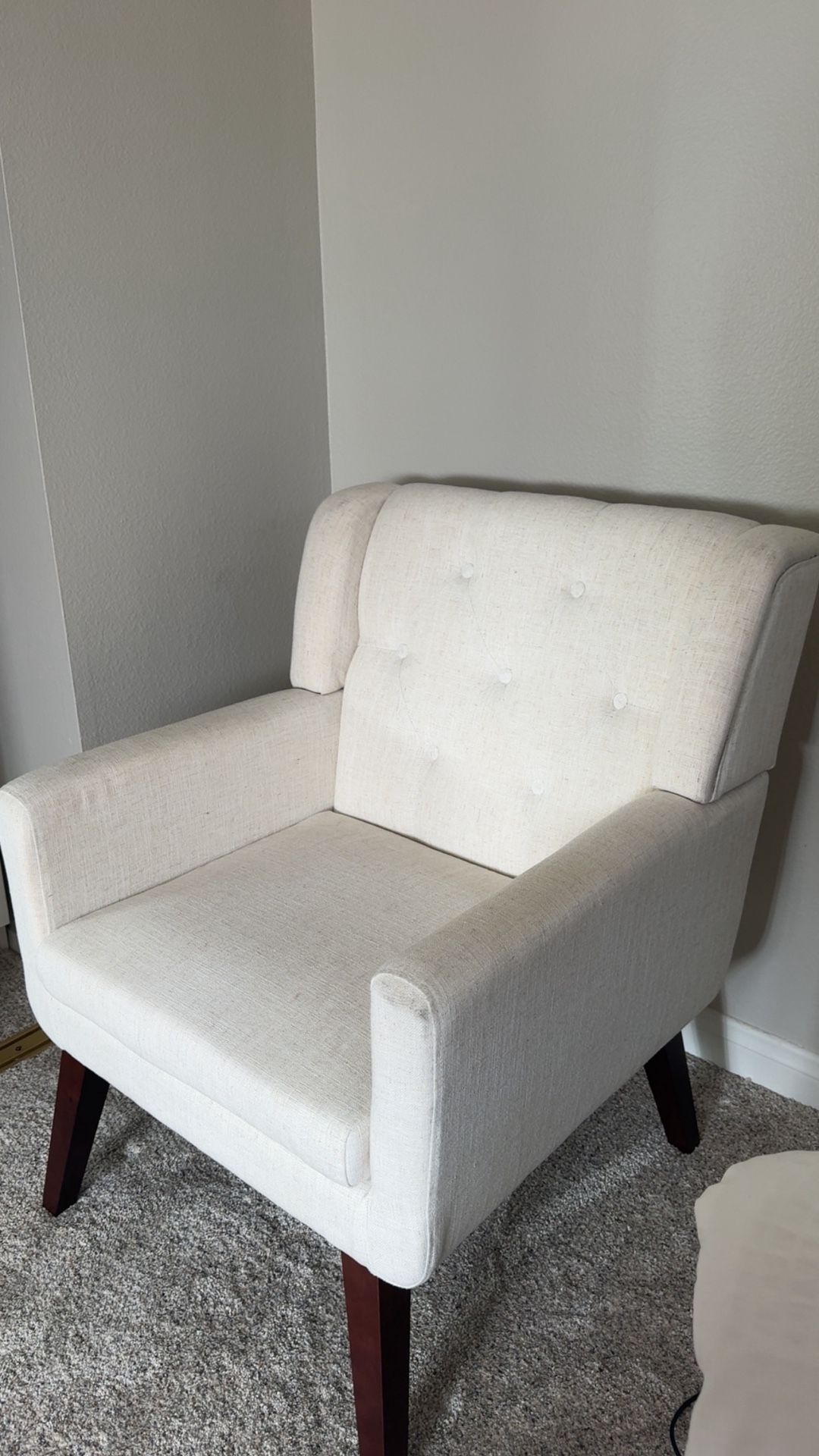 Accent Chair — Button-Tufted, Upholstered, Mid-Century Modern Design Comfy Reading Chair with Linen Fabric · Perfect for Living – Excellent Condition