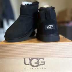 NEW UGG KIDS BLACK BOOTS (SZ 2 YOUTH)