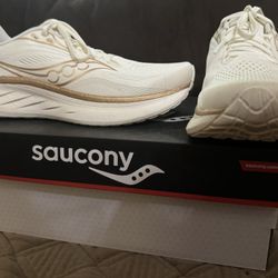  saucony ride 18 cream colorway Women Size 9.5