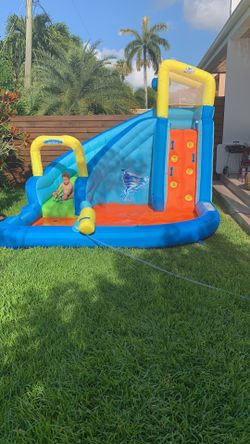 Inflatable waterpark including air pump