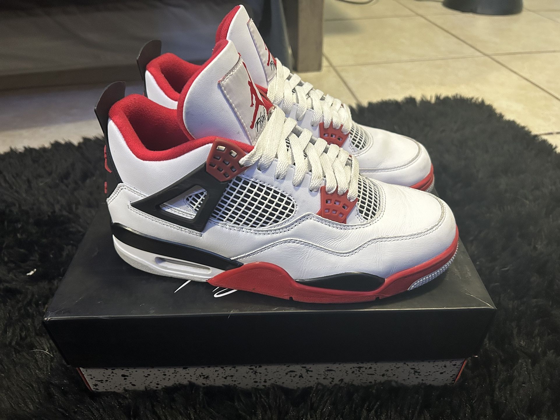 *BEST OFFER*Jordan 4 fire red. size 8.5