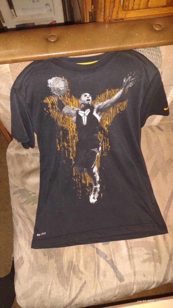 Kobe Bryant Data Sport Graphic Nike Tee Size Medium