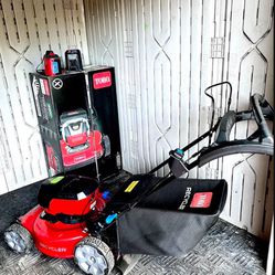 Toro Smart Battery Power Lawn Mower with smart AutoTrack 