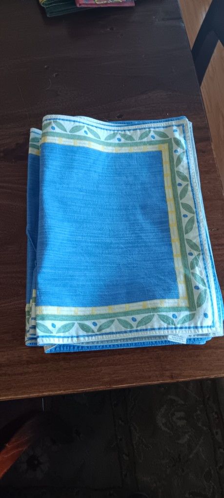 William Sonoma Table Cloth And Mats