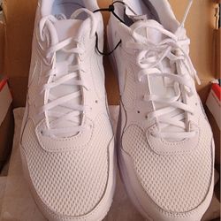 👟 NEW — 9.5 White Nike