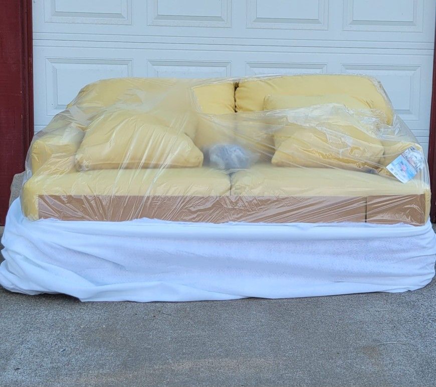 Emilio Loveseat