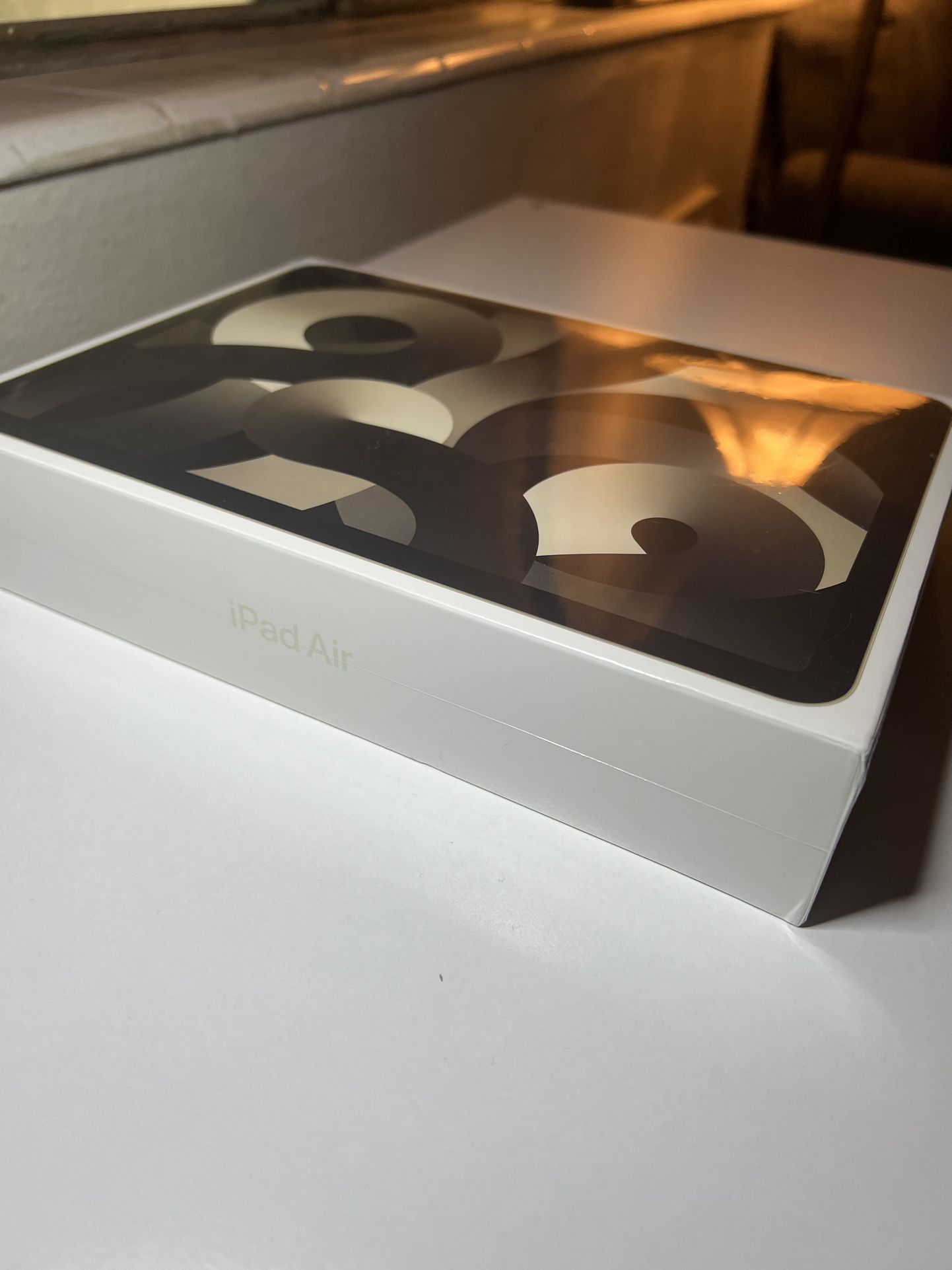 iPad Air ( 5th Gen ) Wi-Fi Starlight NEW Sealed In Box !