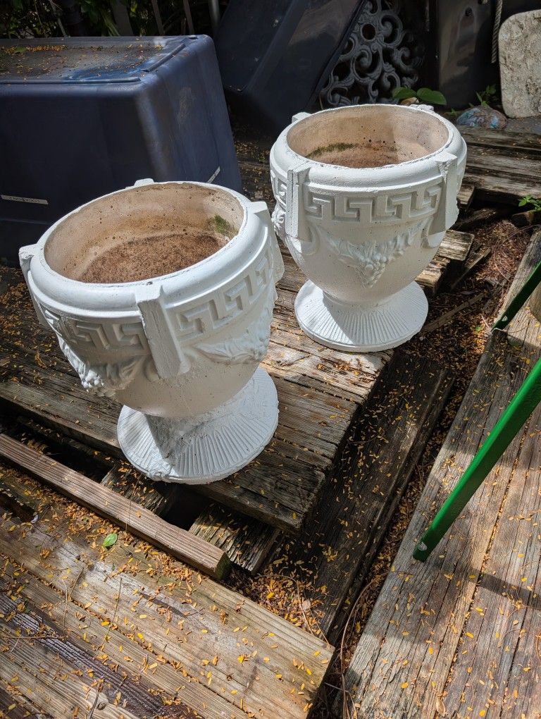 Lovely Mid Century Large Grecian Cast Concrete Planter Urns 17 "X 14" Wide