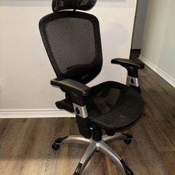 Desk Chair With Headrest. 