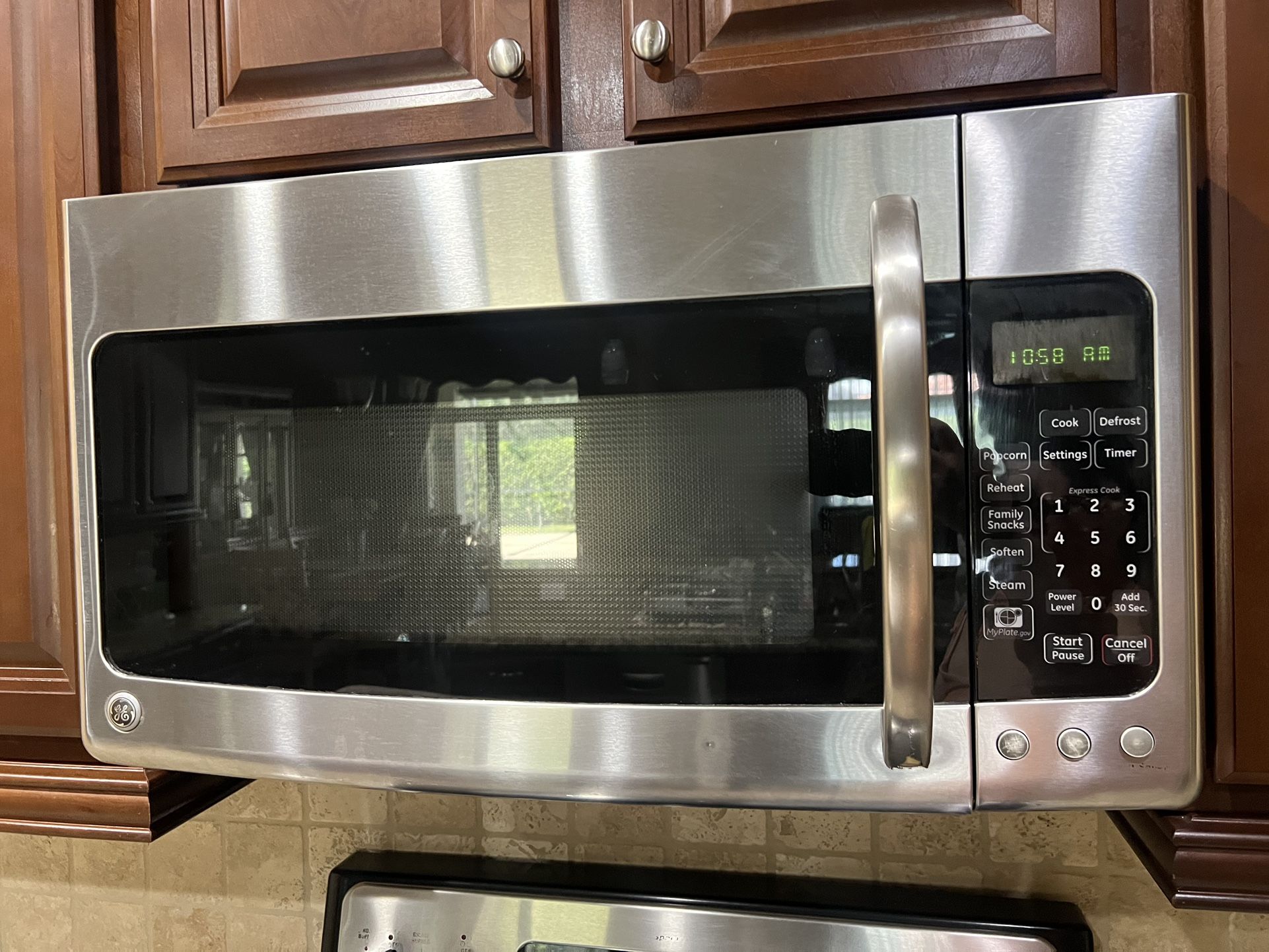 GE Black & Stainless Microwave 