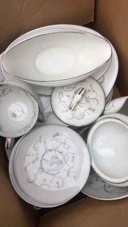Noritake China dishes 7 cups 11 medium plates 5 big dinner plates 3 saucers a sugar container 9 desserts plates 6 small bowls and a big salad plate