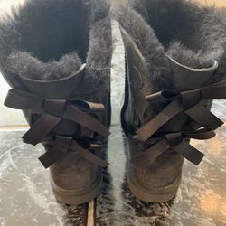 Women’s short bailey UGG boots with bow size 6
