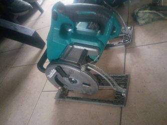 Makita Brushless Saw w/battery
