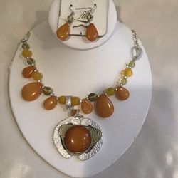 Beautiful Fashion Jewlery , Necklace And Matching Earrings 