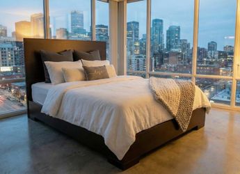 Brown Queen Bed with Queen Mattress / Cama Queen con Colchon Queen Nuevo a Estrenar… delivery Available