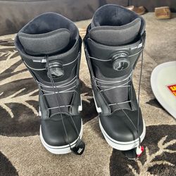 Women’s Vans Encore Snowboard boots Size 8