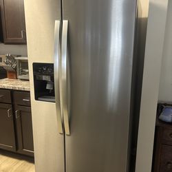 Whirlpool Side By Side Refrigerador… Less Than 9 Months Old.