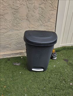 Rubbermaid step on trash can