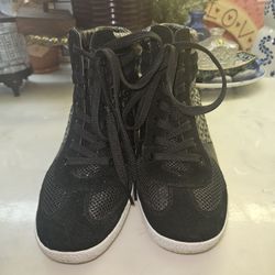 CUTE WOMENS COACH BOOTS. SIZE 8