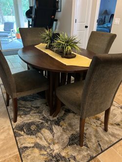 Dining Room Table w/ 8 chairs
