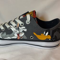 Converse ⭐️ All Star Collectible Looney Tunes, Shoes, Size Men’s 4.5 Women’s 6.5 color Gray White And Characters Are Orange Black And White