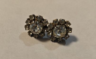 Vintage Retro Floral Look Rhinestone Solitaires With Rhinestone Halos Earrings 