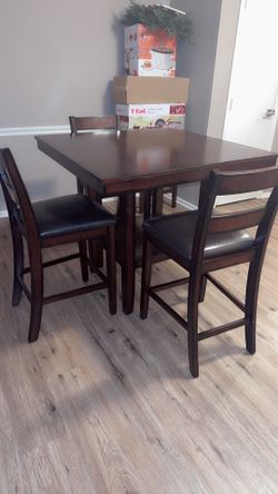 Table/Chairs