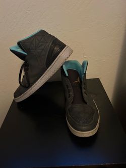 Jordan’s grey and blue size 10 in men