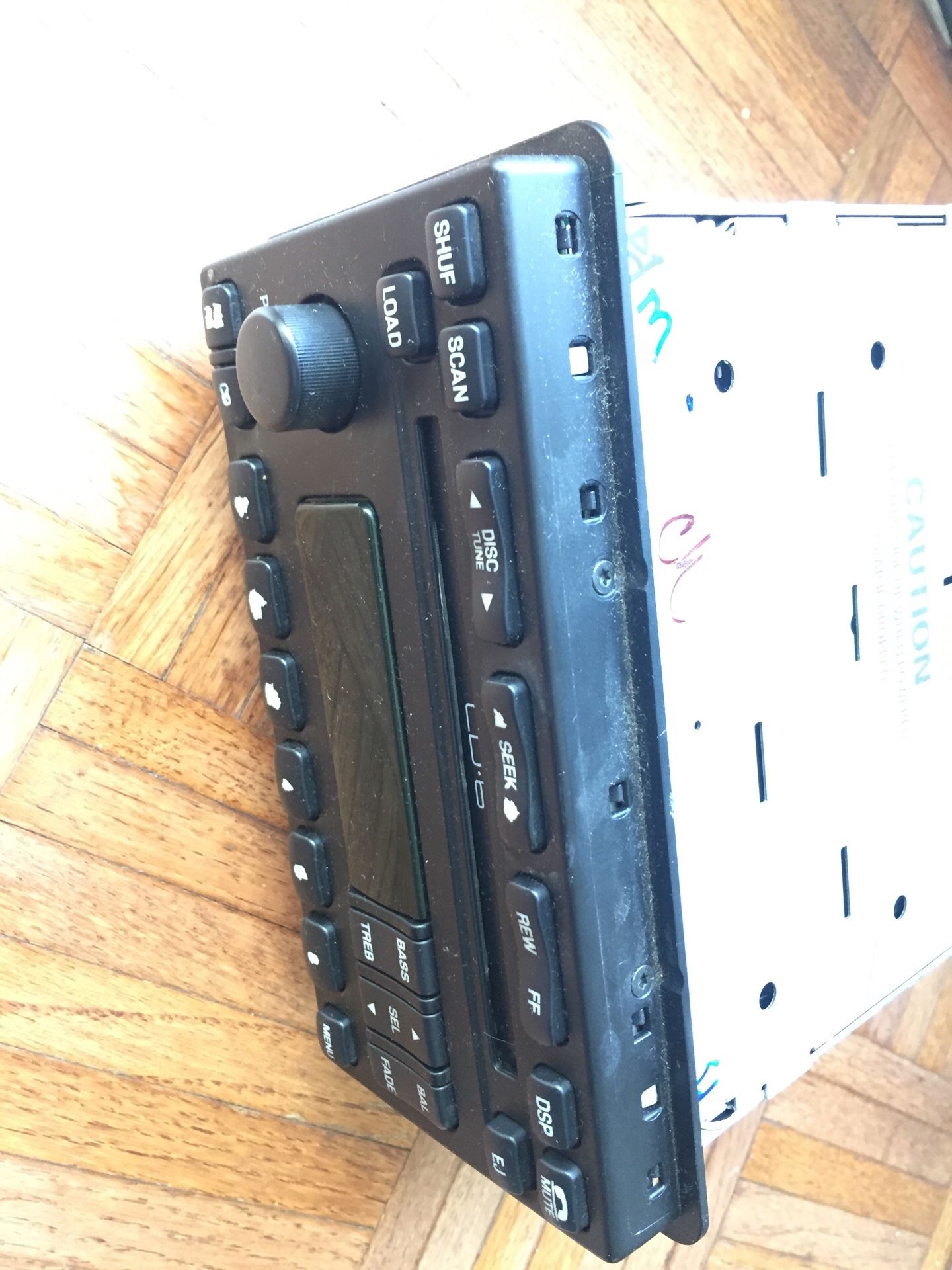 2003 - 2004 Ford Expedition Radio 6 CD changer DVD