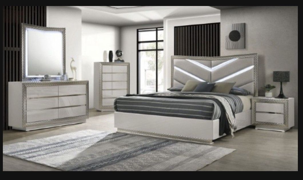 Brand New Upscale Elegant 4pc Queen Size Bedroom Set
