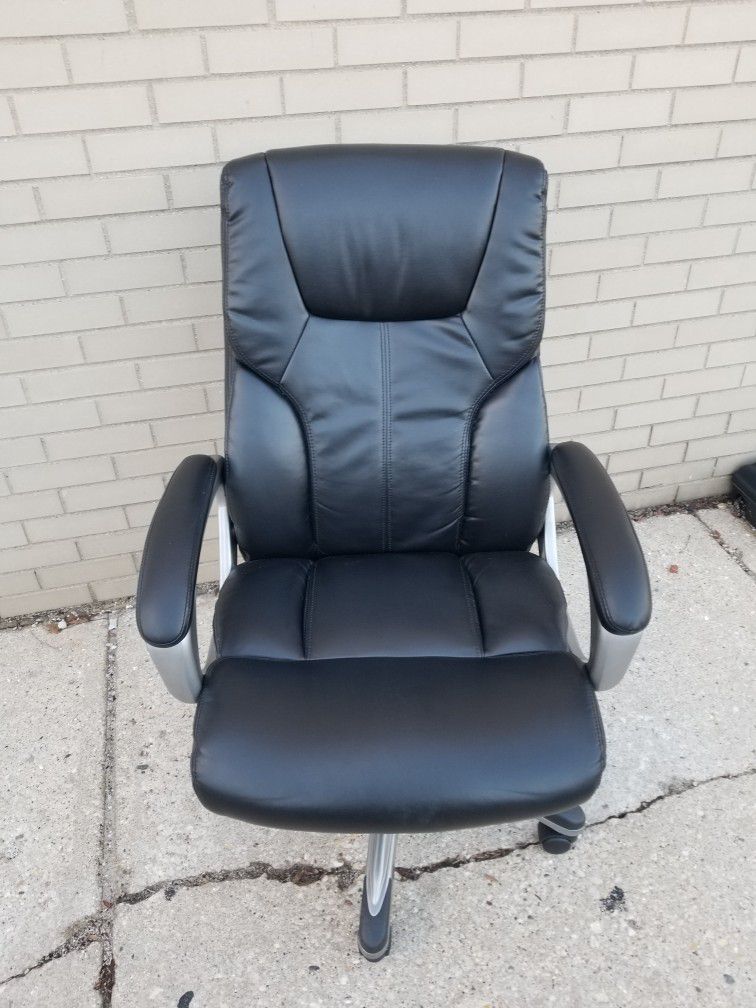 office chair like new 
