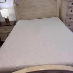 Queen Bedroom Set w/ Tempur-Pedic Mattress - Great Condition!