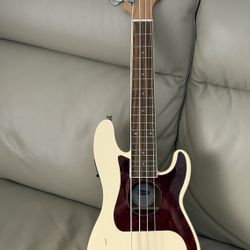 Fender Bass Ukulele (Fullerton Precision Style)