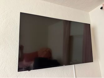 43” Roku Smart TV WITH Wall Mount Included