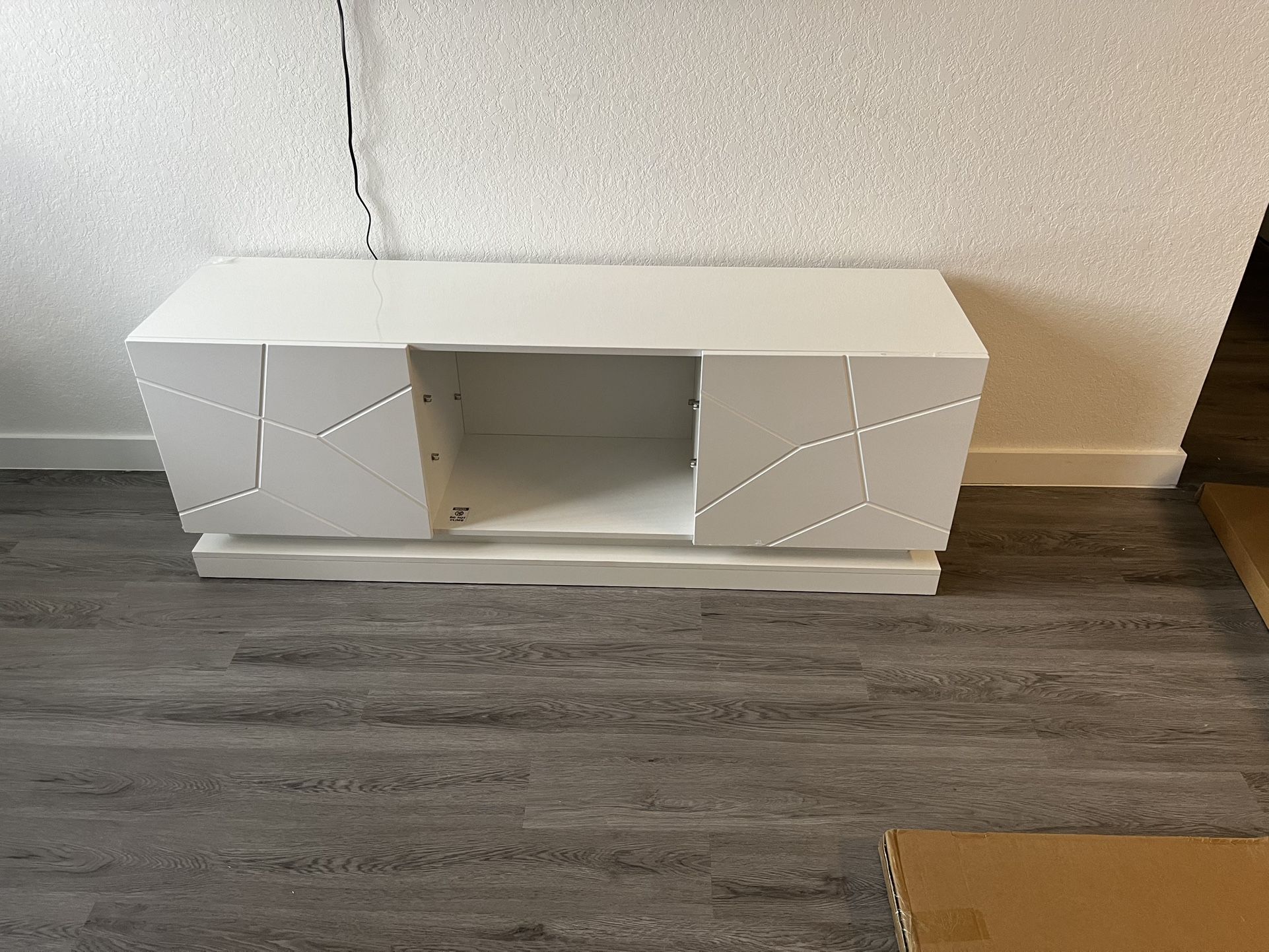 WHITE TV STAND w/ LED lights 💡