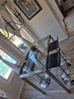 Beautiful Set High w/4 bar stools great condition