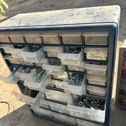 Caja De Clavos Y Tornillos