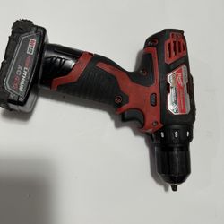 Milwaukee Drill/Driver M12 with a redlithium 4 Amp battery