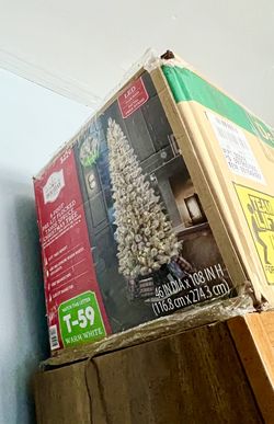 9ft Pre-lite Christmas tree- Warm White