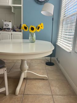 IKEA INGATORP White Round Extendable Dining Table — Seats 4–6, Great Condition