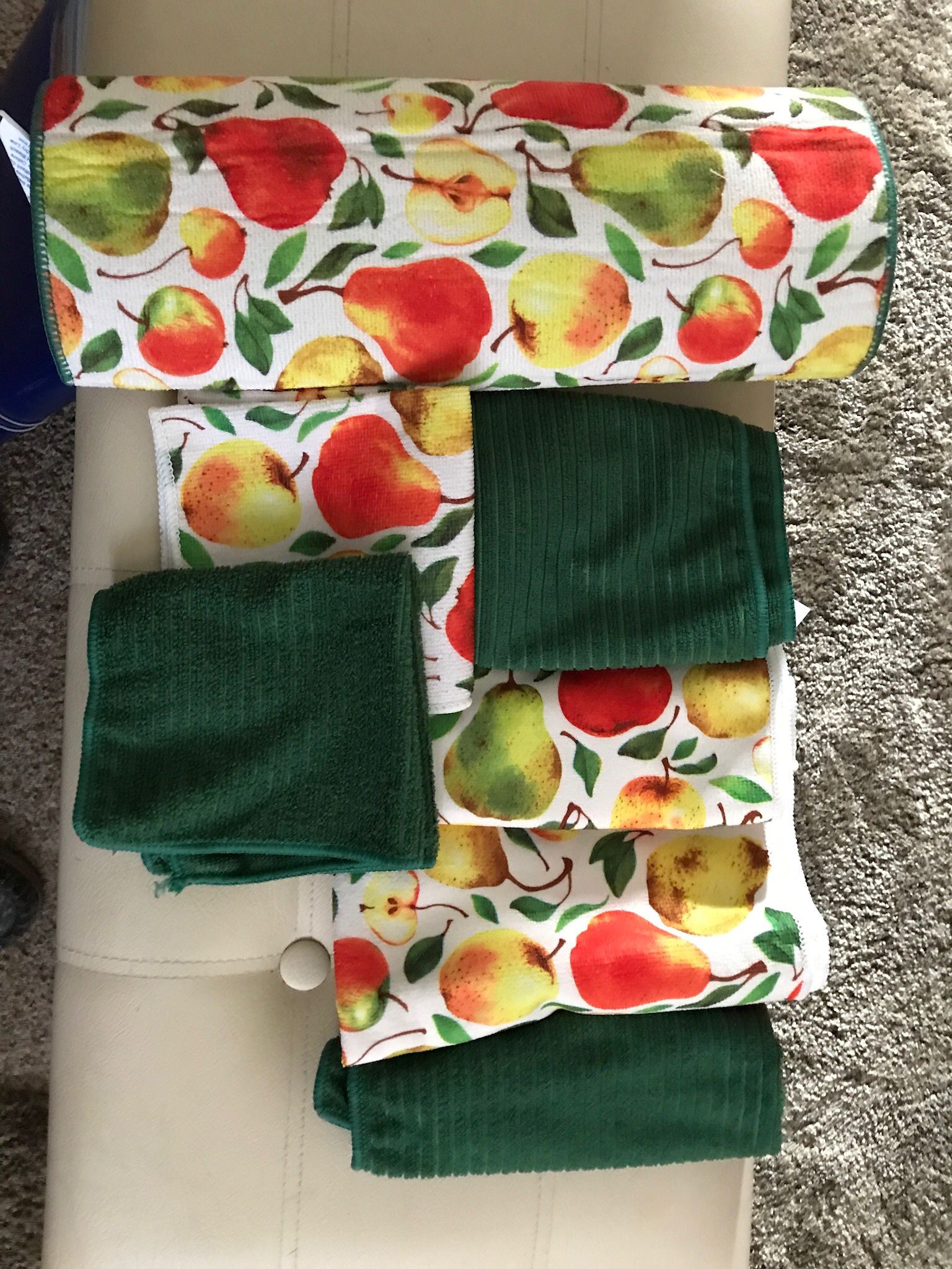 Kitchen Towels, Colorful Apples Pears  7 Piece  Set, New. $12.00