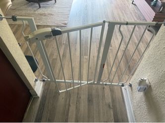 Baby safety gate